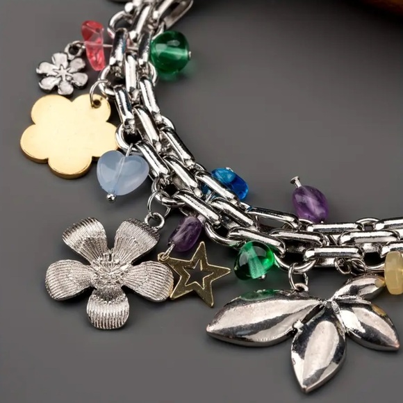 NWOT Vintage Elegant Charm Pendant Necklace with Flowers and Bead Accents - Picture 7 of 7